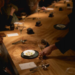 スカラ - 樹齢400年の楠木カウンターと前菜