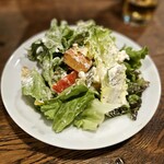 SARU BACON - たっぷり2人分は有るので取り分けて頂きます♪中央に有るのはスモークチーズ♪けっこう沢山入ってました♪