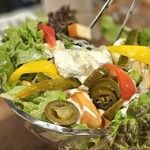 SARU BACON - サラダにはサワークリームたっぷり。ハラペーニョやピクルスのアクセントが効いてました！