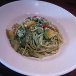 オステリア イノウエ - 野菜入りのジェノベーゼスパゲティ。
      麺は生パスタのもちもち食感でした。調べたら、自家製らしいです。
      彩りが綺麗ですし、味も美味しくいただきました。