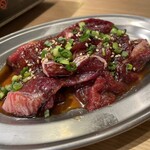鮪のシマハラ - このマグロをホットプレートの上に乗せて焼いてまかしせ