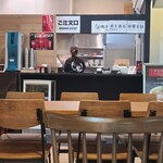 麦の龍 - お店の内観から厨房