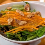 フライング ピッグ - 人参とクルミのサラダ