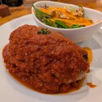 フライング ピッグ - ハンバーグのソースは香味野菜トマトソース。結構しっかりかかっているのでしつこいかな？と思いましたがとてもすっきりして美味しかったです。