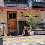 フライング ピッグ - 外観はかわいい洋食屋さん、右下のベンチで待つことができます。