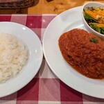 フライング ピッグ - ライスとハンバーグのセット、ニンジンとクルミのサラダも自家製ドレッシングでとても美味しいですよ