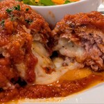 フライング ピッグ - ハンバーグをパッカンすると肉汁とチーズが溢れ出てきて美味しそうです♪