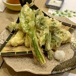 万彩 - 春山菜の天ぷら