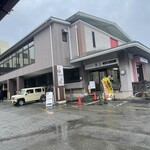 糸庄 - 店前の行列の続きはこちらの建物の軒下です