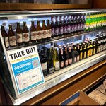 SARU BACON - 入口横のビールのショーケース