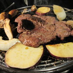 吃喝到飽 燒肉餐廳 Chikaraya 仙台站前店 - 肩ローススライスは、ハサミで切って食べます