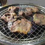 吃喝到飽 燒肉餐廳 Chikaraya 仙台站前店 - 牛たんを焼いているところ
