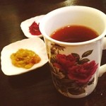 ペチカ - ロシアンティーには自家製 無添加のラズベリーとルバーブのジャム♪本場ではジャムを口に含んでから紅茶を飲むそう☻ジャムがとても美味♡♡