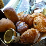 Ladurée - 朝食セットの、色々パンとジャム！