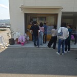 パン工房　ねこのしっぽ - めっちゃ並んでます( ;´･ω･`)