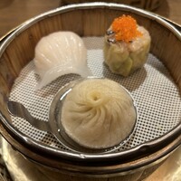 正宗広東私房菜サワダ 梅田エスト店 - 小籠包とシュウマイ2種