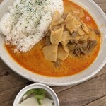MARU CAFE KITCHEN - 料理写真:豚肉と筍のレッドカレー〈ミニ小鉢付き〉Lサイズ