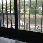 櫟庵 - 川遊びの様子が窓から見える