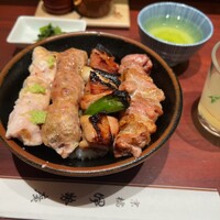 伊勢廣 京橋本店 - 焼鳥4本丼
                    （ささみ、もも肉、団子、皮身）
                    2,300円