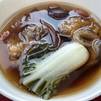 広東料理 センス - 黄茸　楡茸　衣笠茸　茶樹茸　白木耳と
                    佐倉市きのこ園直送椎茸の蒸しスープ