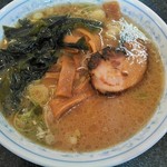 ラーメン 前田家 - ラーメン(並)600円・・・スープは旨い。ラードでコクを増す。ワカメの魚介風味は良い。麺が多加水中太平打ち縮れ麺は、スープがついてこないのが惜しい。