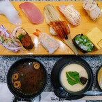 弥一 - 令和7年4月 月〜金ランチタイム(11:00〜17:00)
紀州 税込1430円
ヤリイカ・マグロ・穴子・玉子・炙り貝柱・ 鯛カルパッチョ・サーモンいくら親子盛り・生海老・イカオクラ・サーモンマヨ炙り