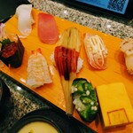 弥一 - 令和7年4月 月〜金ランチタイム(11:00〜17:00)
紀州 税込1430円
ヤリイカ・マグロ・穴子・玉子・炙り貝柱・ 鯛カルパッチョ・サーモンいくら親子盛り・生海老・イカオクラ・サーモンマヨ炙り