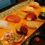 弥一 - 令和7年4月 月〜金ランチタイム(11:00〜17:00)
紀州 税込1430円
ヤリイカ・マグロ・穴子・玉子・炙り貝柱・ 鯛カルパッチョ・サーモンいくら親子盛り・生海老・イカオクラ・サーモンマヨ炙り