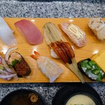 弥一 - 令和7年4月 月〜金ランチタイム(11:00〜17:00)
紀州 税込1430円
ヤリイカ・マグロ・穴子・玉子・炙り貝柱・ 鯛カルパッチョ・サーモンいくら親子盛り・生海老・イカオクラ・サーモンマヨ炙り