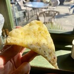 Boi Boi Pizza - チーズ＆プラックペッパーピザ