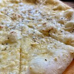 Boi Boi Pizza - チーズ＆プラックペッパーピザ