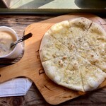 Boi Boi Pizza - スープランチ（チーズ＆プラックペッパーピザ、粕汁）