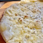 Boi Boi Pizza - チーズ＆プラックペッパーピザ