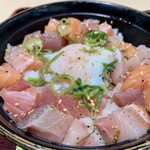 海鮮丼専門店 魚とおこめとドンブリと - 海鮮温玉塩ダレ丼