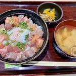 海鮮丼専門店 魚とおこめとドンブリと - 海鮮温玉塩ダレ丼