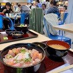 海鮮丼専門店 魚とおこめとドンブリと - 右奥がお店