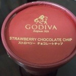 GODIVA - アイス：ストロベリーチョコチップ（432円）