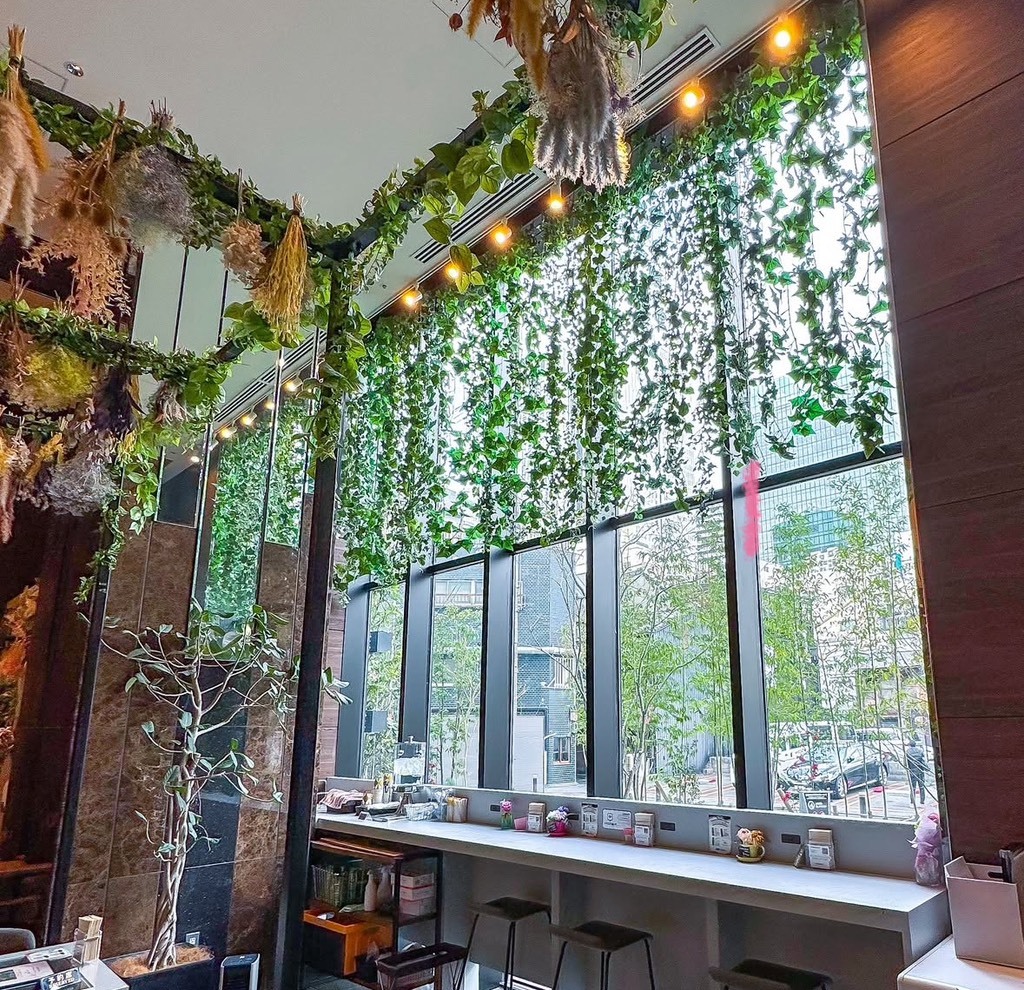 コーヒー店（モンパルナス） 写真 : FLOWER CAFE MONTPARNASSE （フラワー カフェ