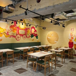 壁画で彩られた市場風空間。女子会やデート・飲み会にも◎