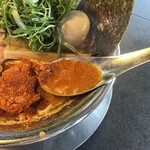 RAMEN HITONI YASASHIKU - 【葱辛魚（大辛）＝スープ】