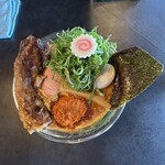 RAMEN HITONI YASASHIKU - 【葱辛魚（大辛）tp半コツsv味付玉子】