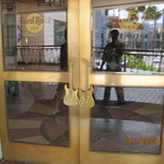 Hard Rock Cafe Guam - ドアノブはFENDER SC