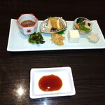 やっちろ - ホタルイカの沖漬け、煮鮑を　　なめ茸に何かさは入ってるけど分からずでも美味しい、自家製のかまぼこ　柔らかいけど美味しい　長芋の漬物もほんのりわさびが