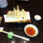 やっちろ - 天ぷら　春菊　魚…コレは種類が分からず　イカ　ホタテ、海老　アスパラガスもホクホクでした