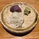 手打蕎麦 じゆうさん - 田舎蕎麦…紫の辛み大根でいただきます。