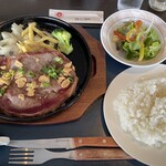 馬頭ゴルフ倶楽部 - 牛肉の鉄板焼きステーキ