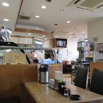 Chitose - 奥の窓際に明るいテーブル席が複数あり