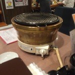 Yakiniku En - 七輪風ガスコンロ（見る角度を変えると炭火かと錯覚させられる事がある）