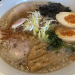 麺屋 愛心 - 金色背脂中華そばどろたま乗せ950円（税別）