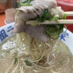 元祖ラーメン長浜家 - 肉もリフト